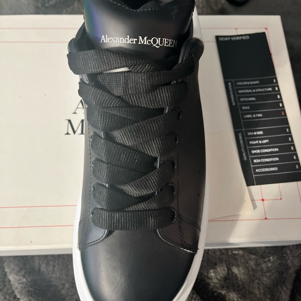 I’m selling these shoes alexander mcqueens black
